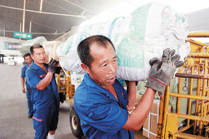 高溫下，追著火車(chē)跑的搬運(yùn)工 每天裝卸600行包，用汗水保運(yùn)輸暢通